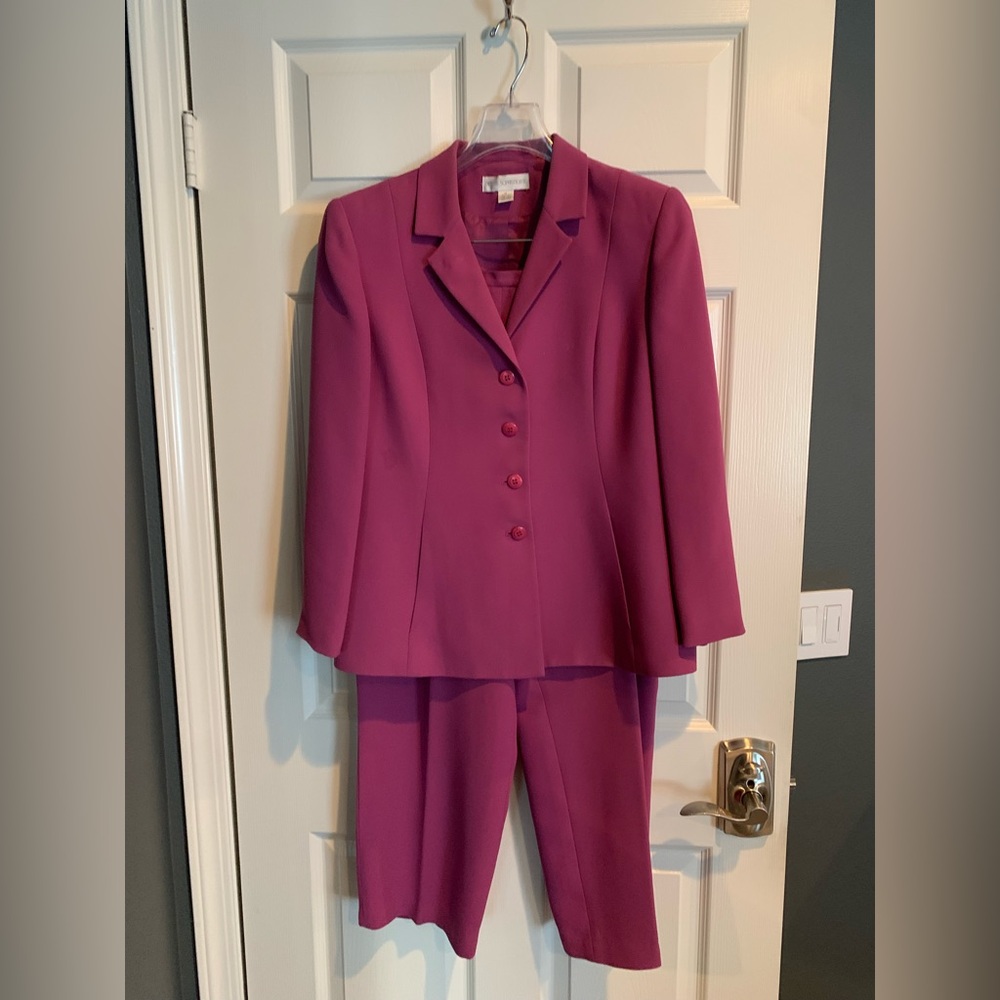 Petite Sophisticate - 2 piece Polyester Blend with Acetate lining - Size 14